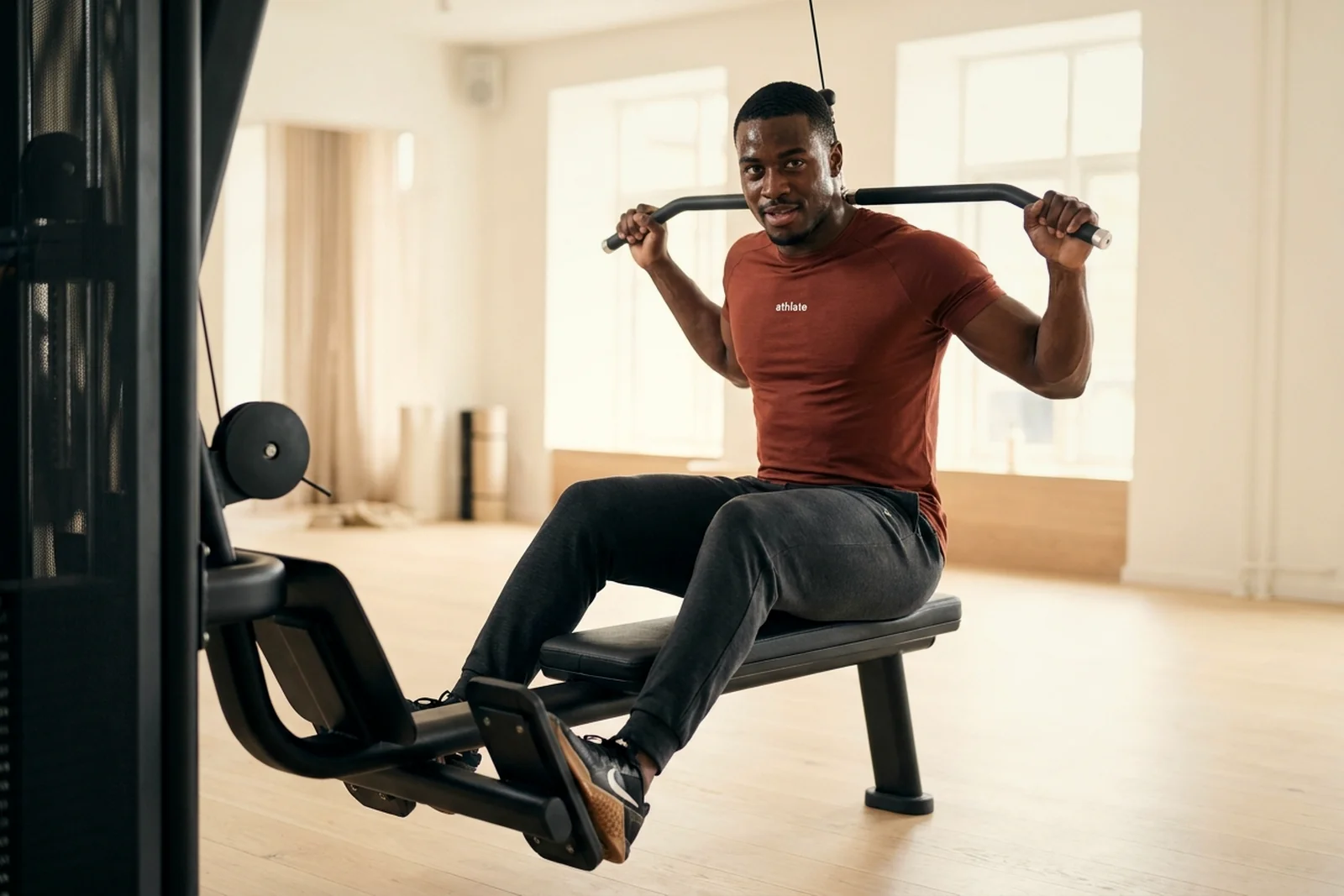 An athlate user mid cable row, muscles engaged.